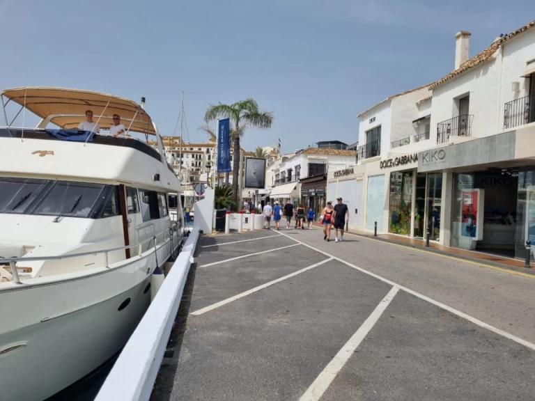 Luxury Yacht to hire Puerto Banús at the best price