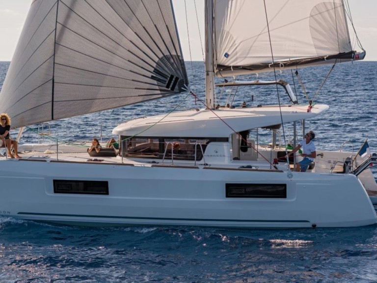 Hire Catamaran Lagoon with a boat licence