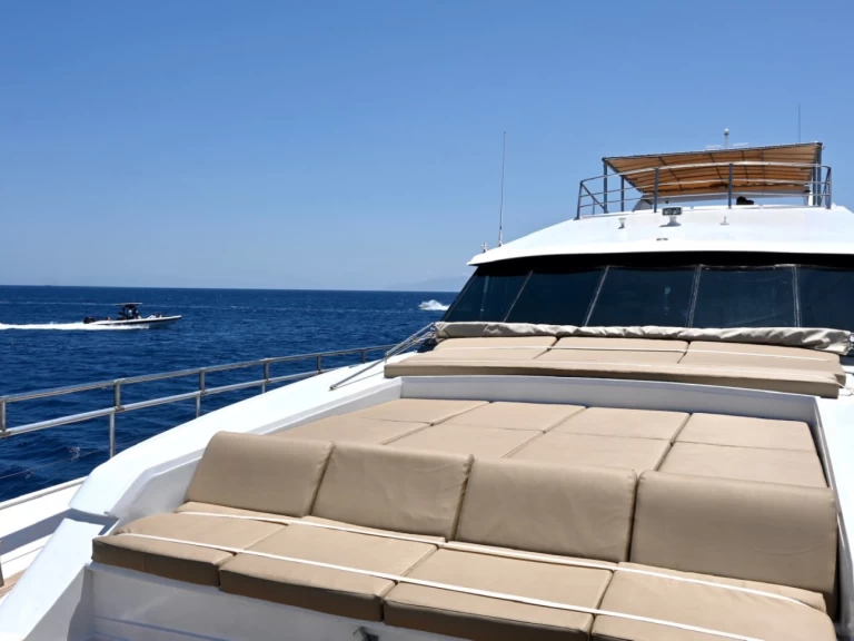 Charter a Tecnomarine Tecnomarine 92 in Ornos on Samboat