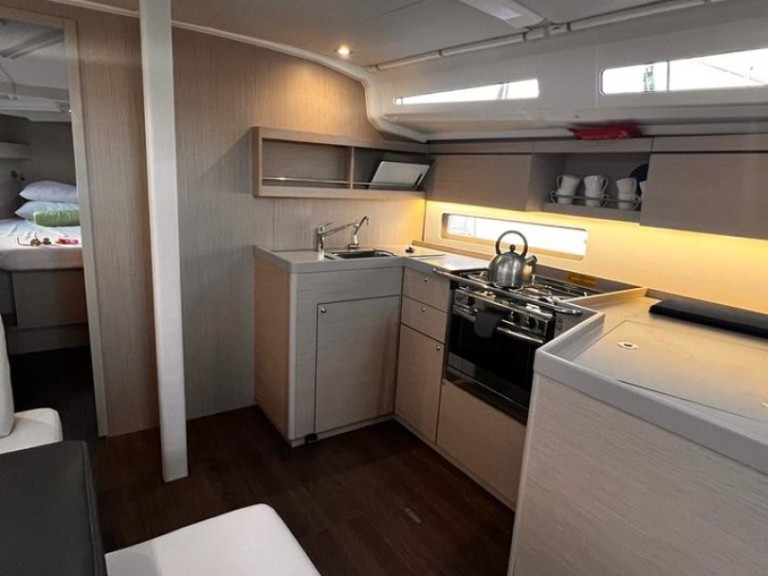 Charter a Bénéteau Oceanis 40.1 in Alimos on Samboat