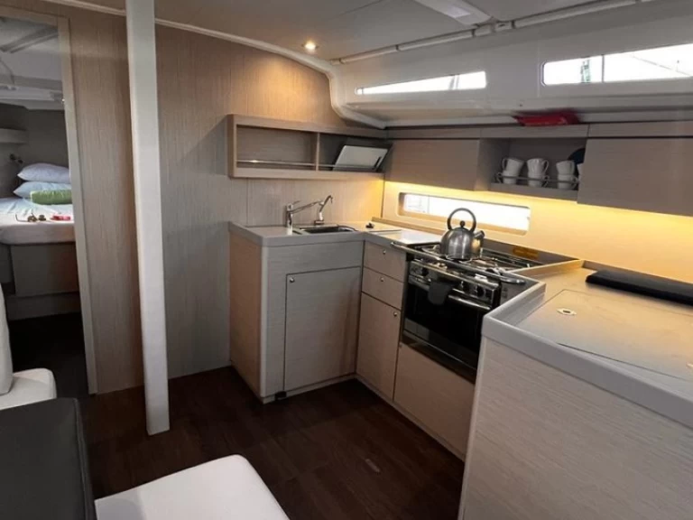 Charter a Bénéteau Oceanis 40.1 in Alimos on Samboat