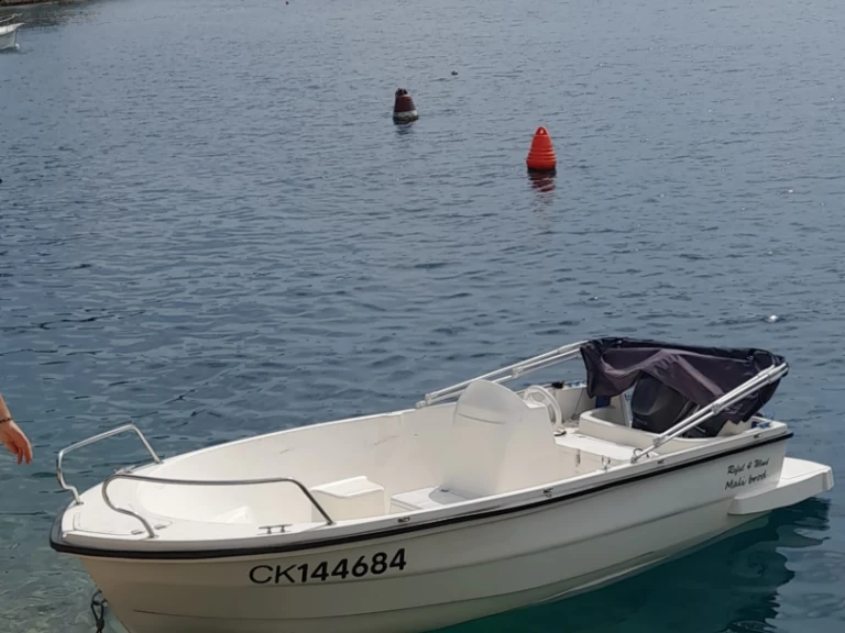 Hire Motorboat Elan with a boat licence