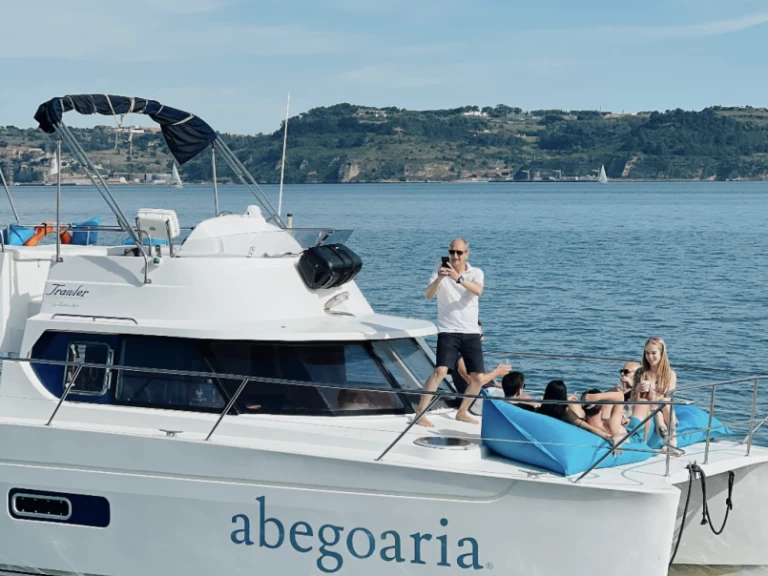 Motorboat hire in Lisbon - Fountaine Pajot Highland 35
