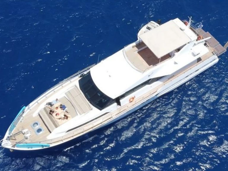 Charter a Tecnomarine Tecnomarine 92 in Ornos on Samboat