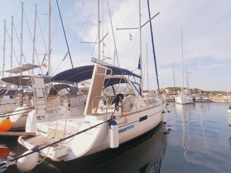 Charter a Bénéteau Oceanis 45 in Pula on Samboat