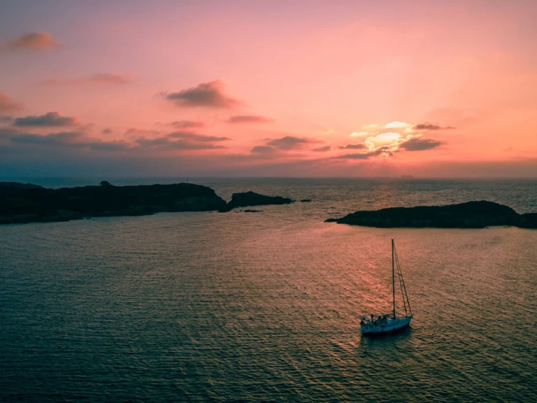 Sailboat to hire Le Marin at the best price