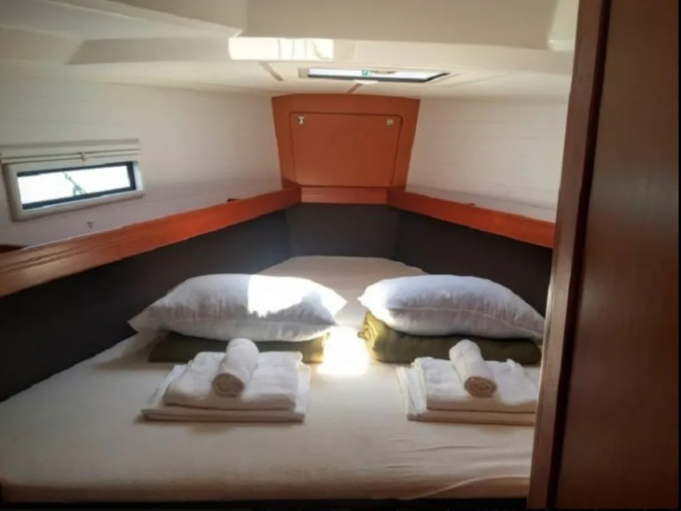 Sailboat hire in Lefkáda - Bavaria Cruiser 37