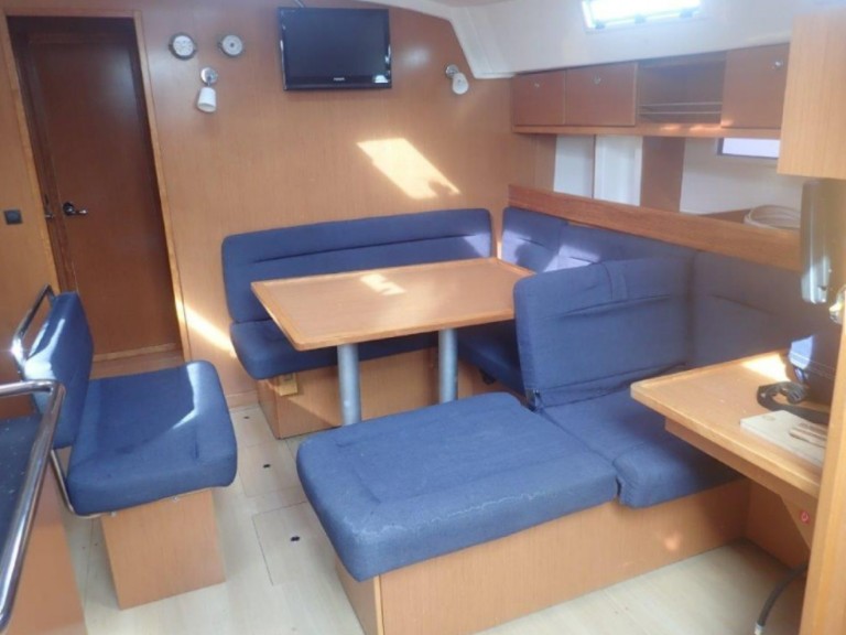 Hire a Bavaria Bavaria 45 BT '12 Sukošan