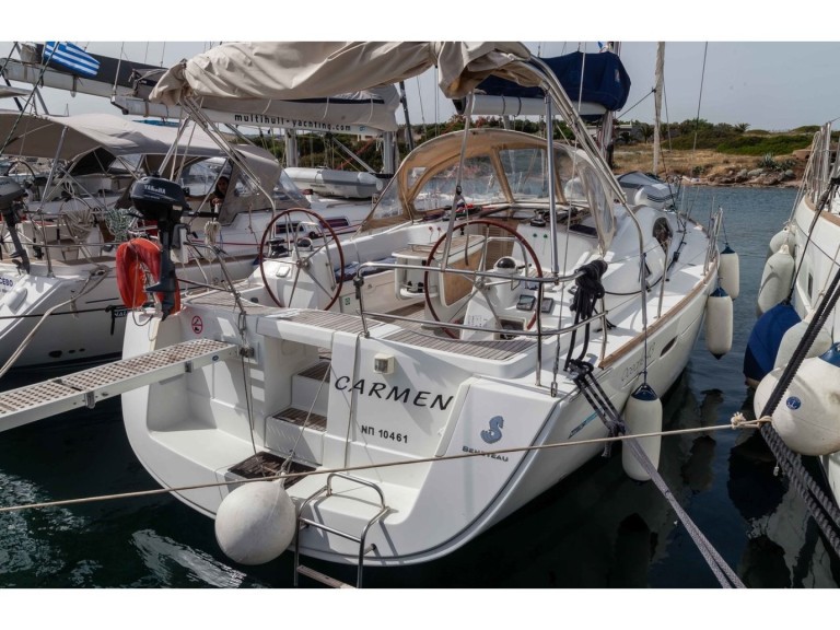 Charter a Bénéteau Oceanis 43 in Alimos on Samboat