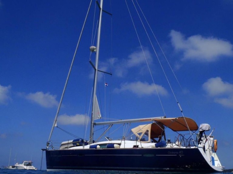 Charter a Bénéteau Oceanis 40 in Alimos on Samboat