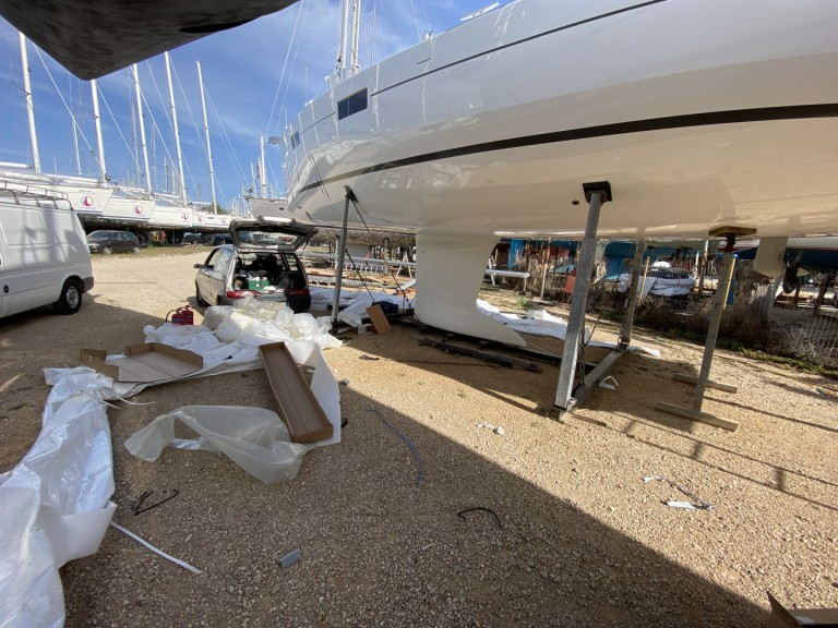 Hire a Bénéteau Oceanis 41.1 Lefkáda