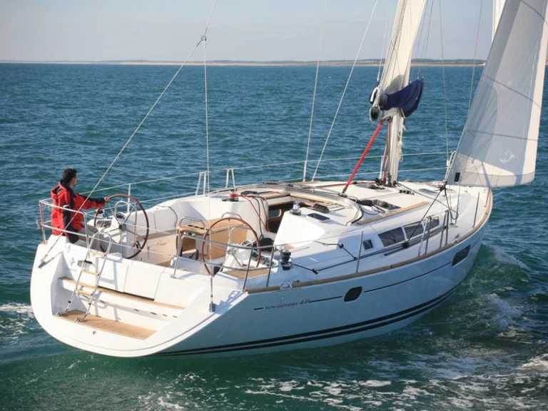 Hire Sailboat Jeanneau with a boat licence