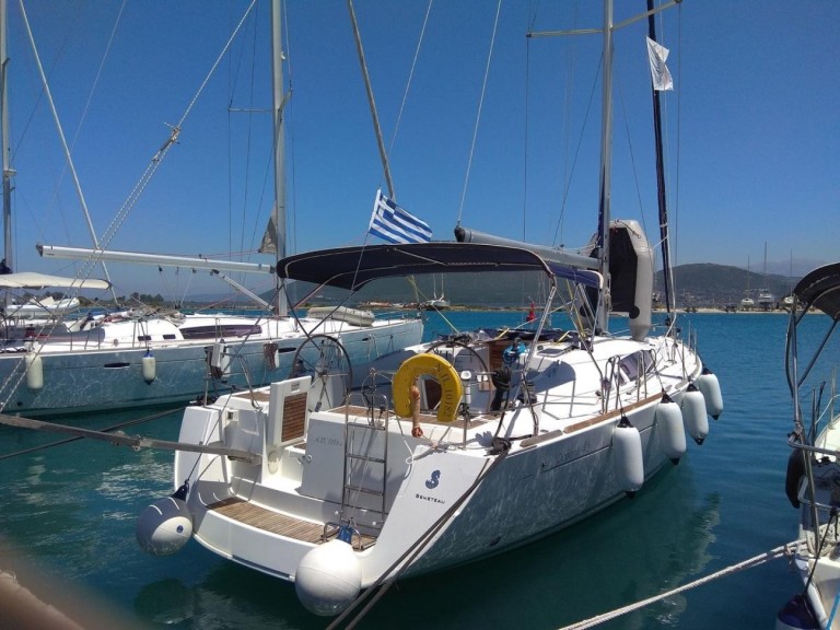 Bénéteau Oceanis 46 charter bareboat or skippered in  Nikiána