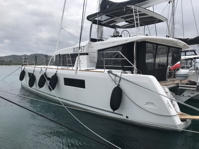 Catamaran to hire Cugnana Verde at the best price