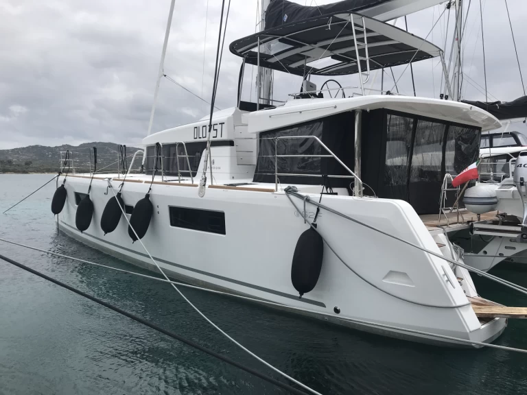 Catamaran to hire Cugnana Verde at the best price