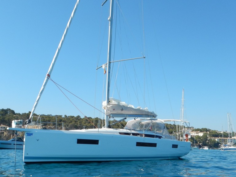 Hire Sailboat with or without skipper Jeanneau Palma de Mallorca