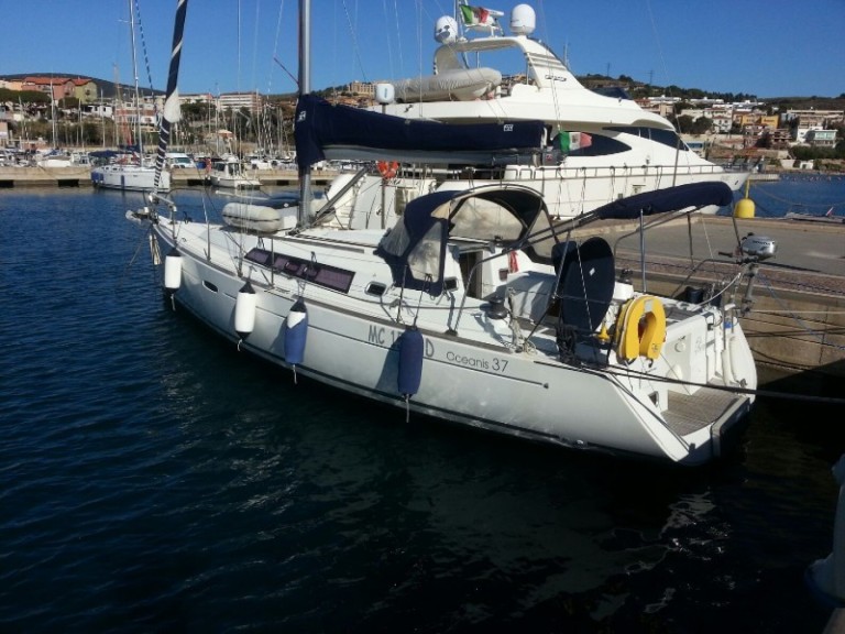 Yacht hire Salivoli cheap Oceanis 37