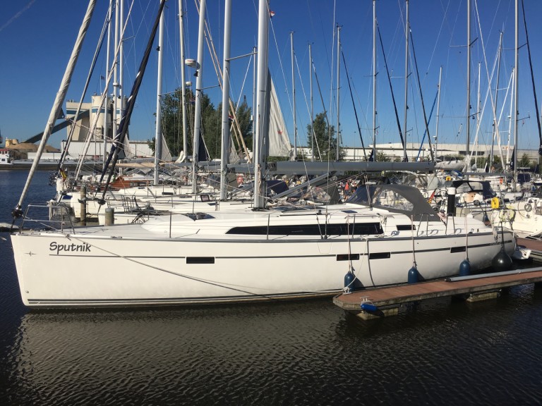 Sailboat to hire Lemmer at the best price