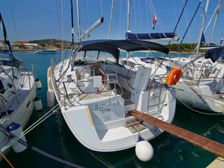 Sailboat to hire Betina at the best price