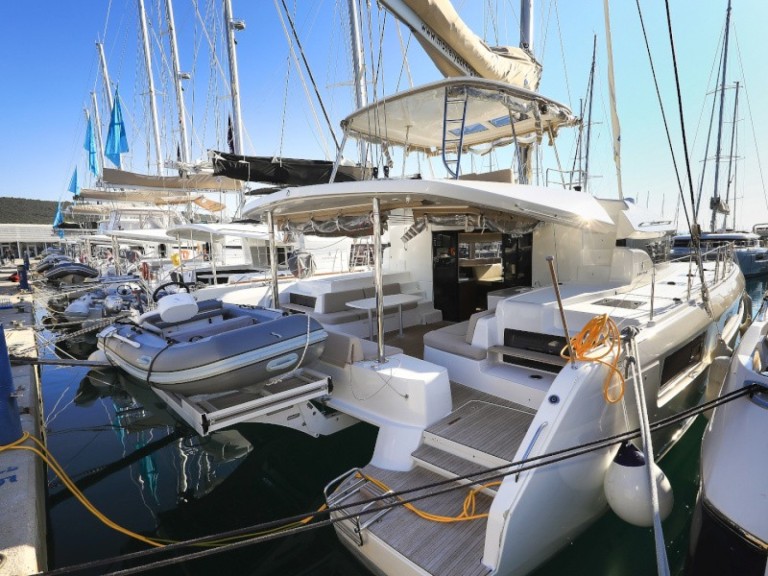 Hire Catamaran Lagoon with a boat licence