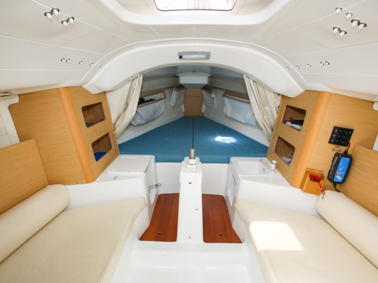 Charter a Bénéteau First 21.7 in Marseille on Samboat