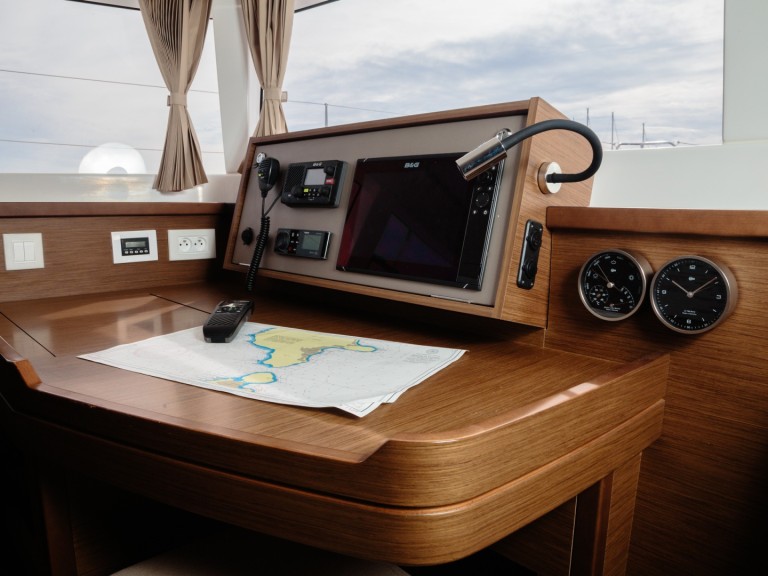 Hire Catamaran Lagoon with a boat licence