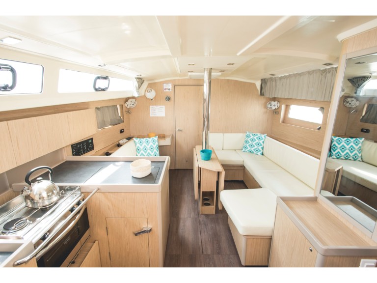 Yacht hire Castiglioncello cheap Oceanis 41.1