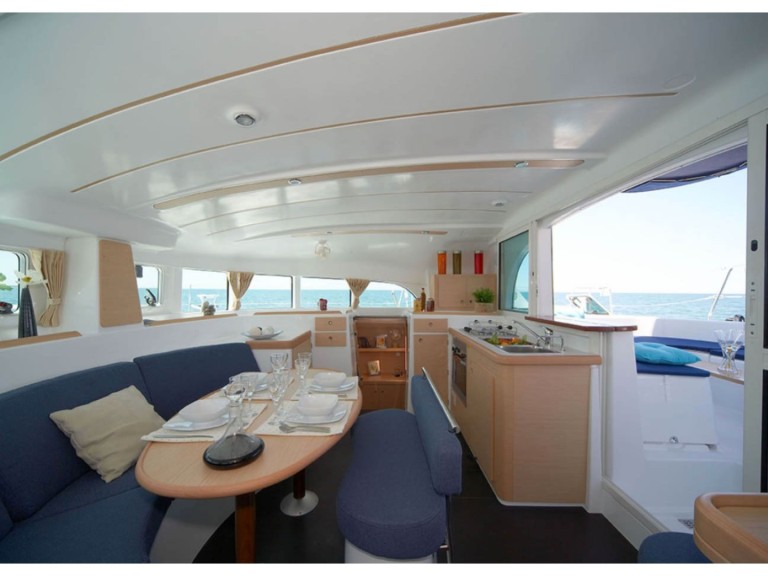 Hire Catamaran Lagoon with a boat licence