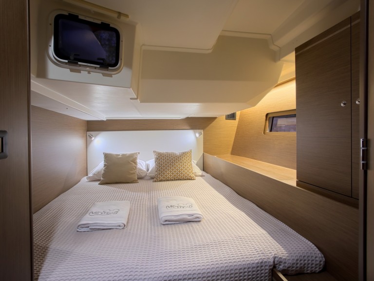 Sailboat to hire Alimos at the best price