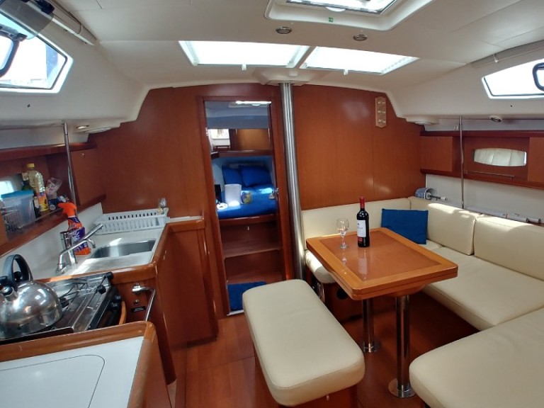 Yacht hire Alimos cheap Oceanis 40