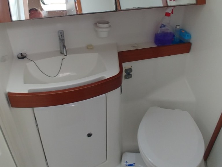 Charter a Bénéteau Oceanis 40 in Alimos on Samboat