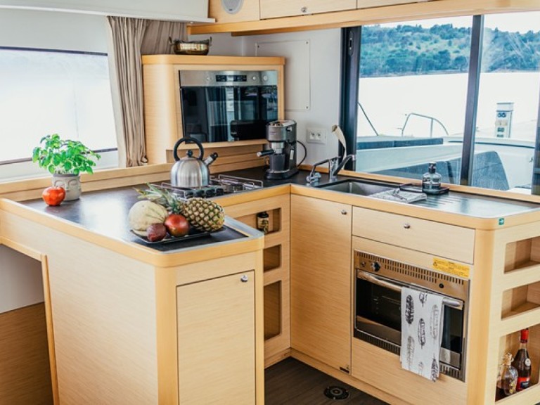 Hire Catamaran Lagoon with a boat licence