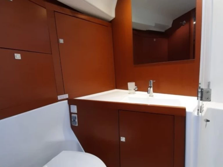Charter a Bénéteau Oceanis 45 in Adaköy on Samboat