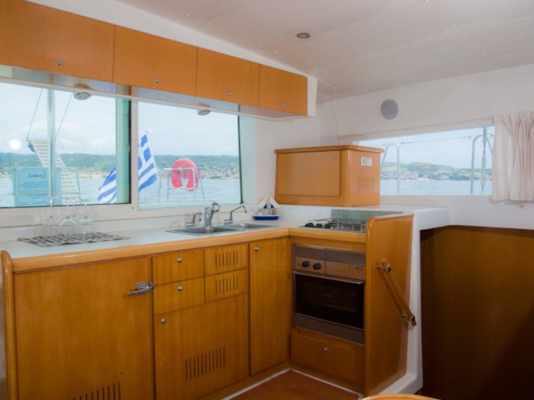 Catamaran hire in Níkiti - Lagoon Lagoon 420