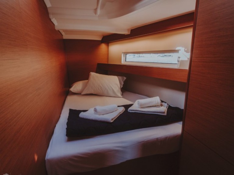 Hire a Jeanneau Sun Odyssey 440 Níkiti