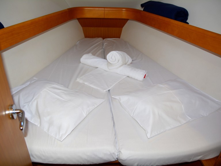 Sailboat to hire Lefkáda at the best price