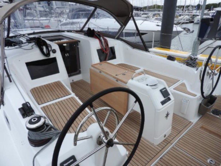 Hire Sailboat with or without skipper Jeanneau Lefkáda