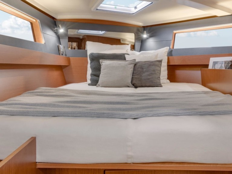 Hire Sailboat Jeanneau with a boat licence