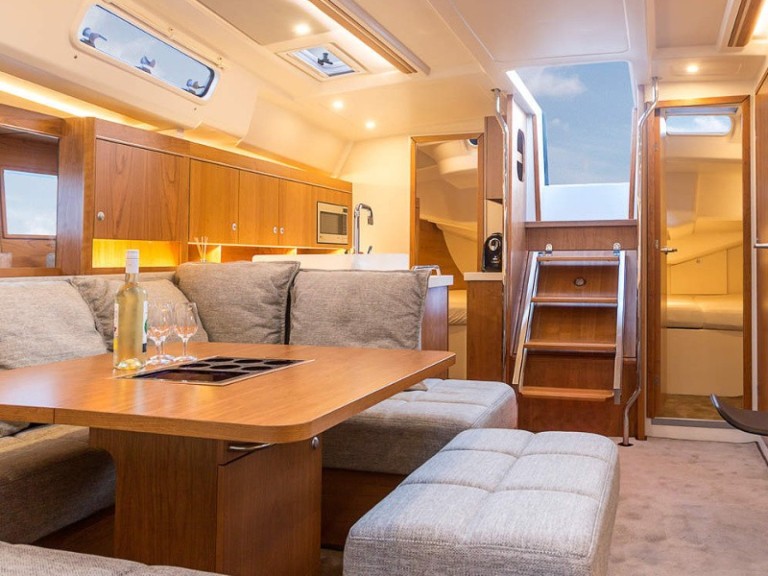 Sailboat to hire Alimos at the best price