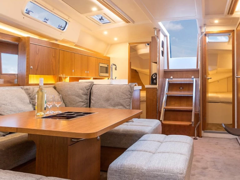 Sailboat to hire Alimos at the best price