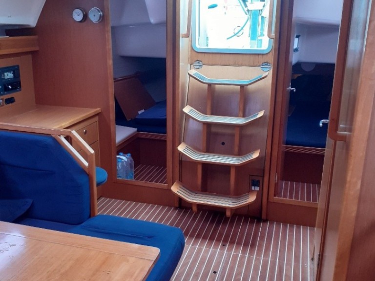 Charter a Bavaria Bavaria 43 Cruiser in Nikiána on Samboat