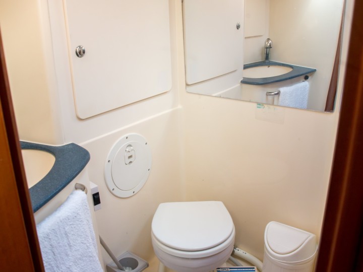 Charter a Bavaria Bavaria 36 in Nikiána on Samboat