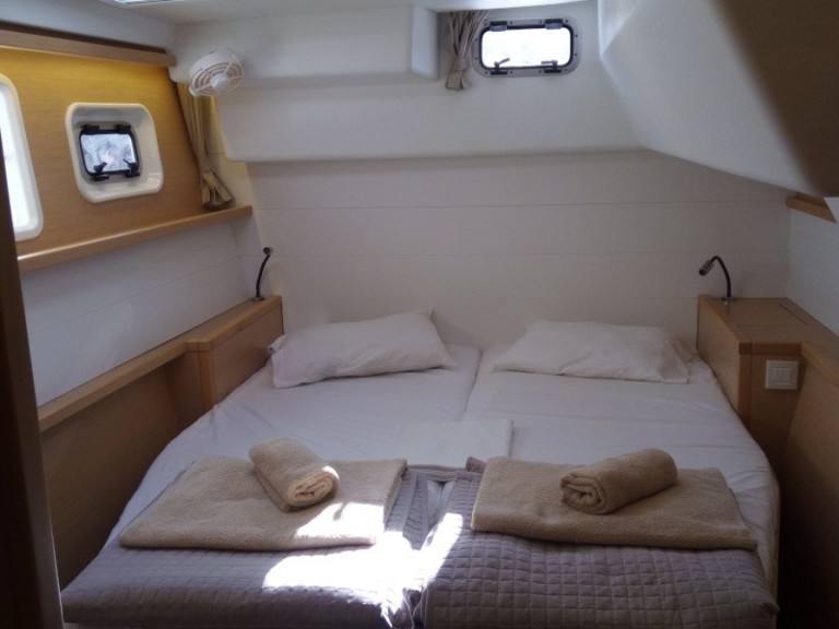 Charter a Lagoon Lagoon 450 F in Alimos on Samboat