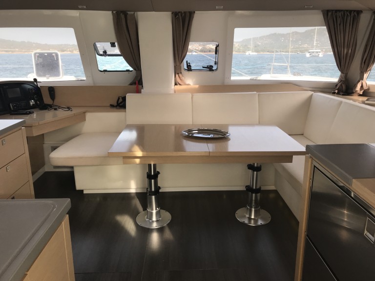 Catamaran hire in Cugnana Verde - Fountaine Pajot Helia 44