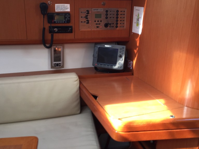 Sailboat to hire Cugnana Verde at the best price