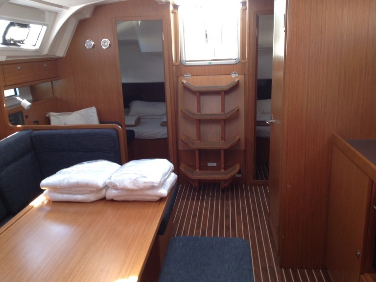 Sailboat to hire Cugnana Verde at the best price