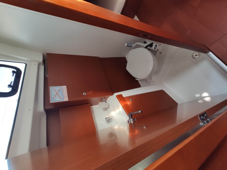 Charter a Bénéteau Oceanis 38.1 in Medulin on Samboat