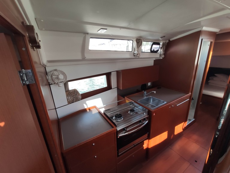 Hire Sailboat with or without skipper Bénéteau Medulin