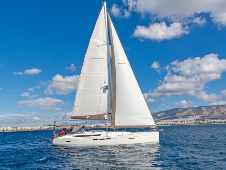 Hire Sailboat with or without skipper Jeanneau Alimos Marina