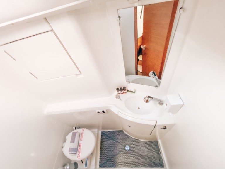 Sailboat to hire Alimos at the best price